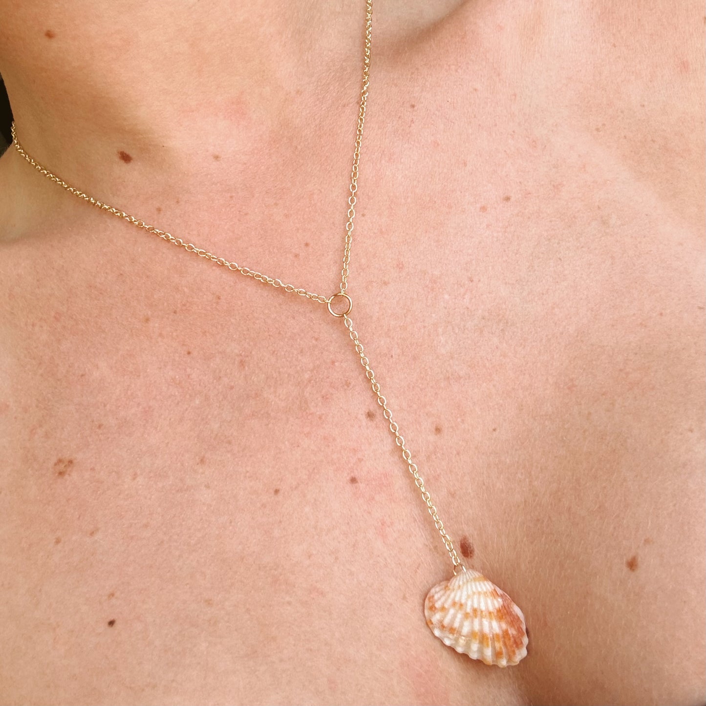 broad ribbed cartidid drop necklace