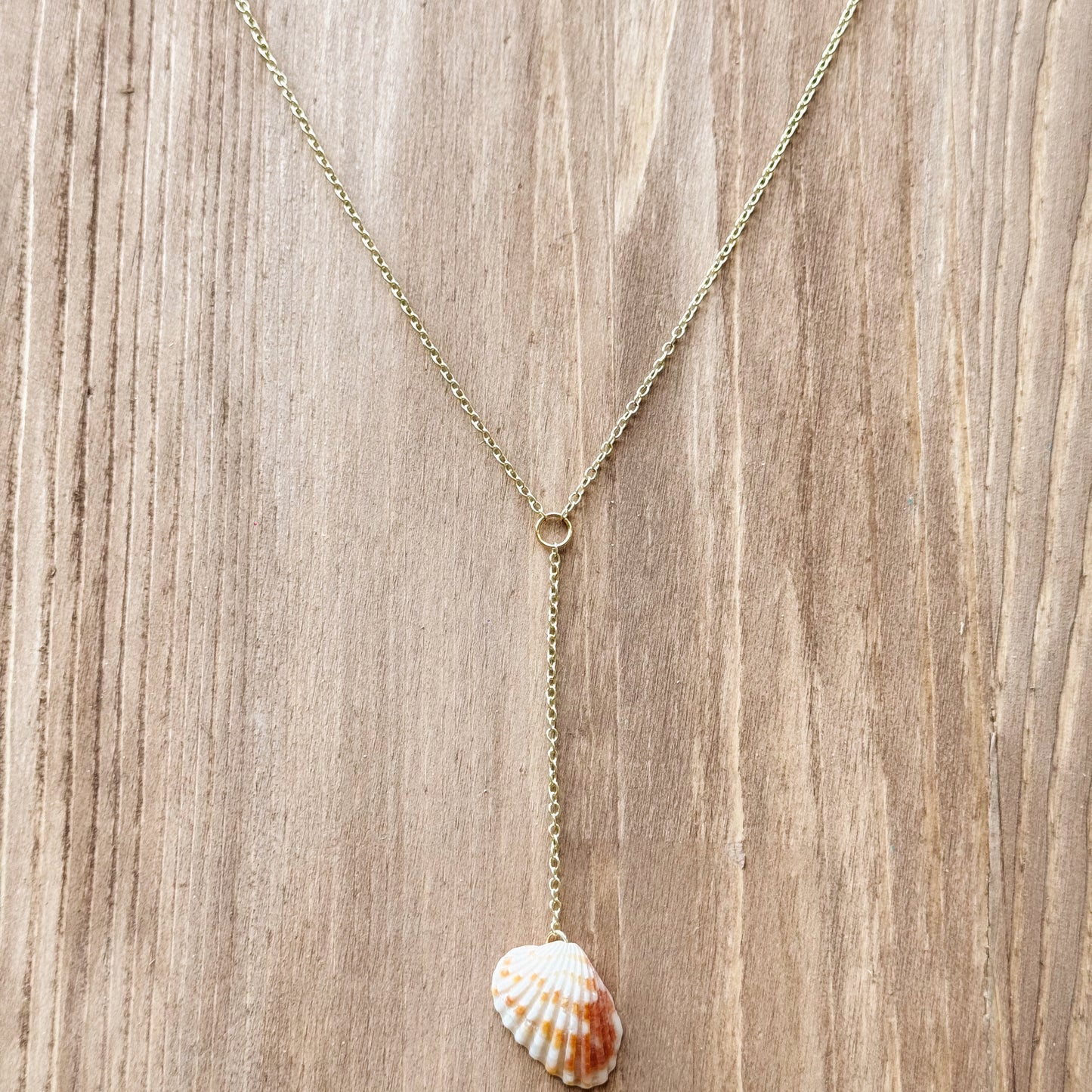 broad ribbed cartidid drop necklace