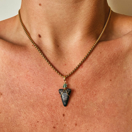 mariner necklace - fossil great white